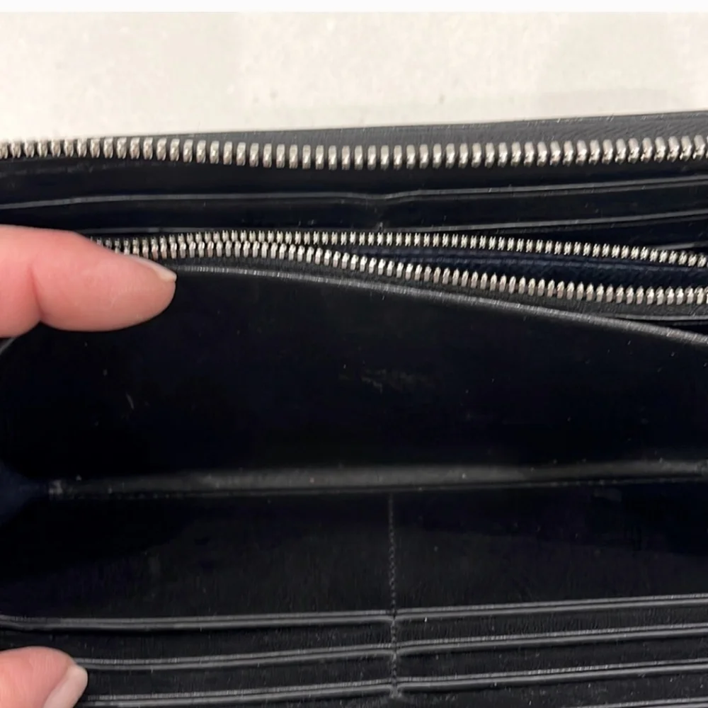 Tumi Black Coated Leather zip Around wallet, Silver Hdwre, GUC
